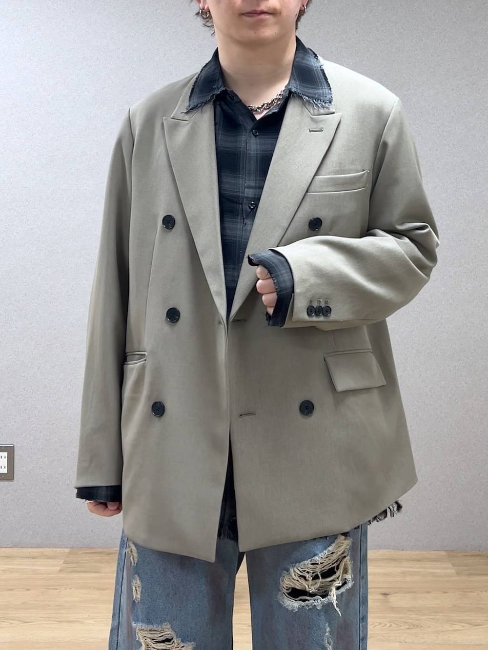 ブラック系のシャツ/ブラウス、ブラック系のドレスシューズ、ブラウン系のテーラードジャケットを着用したメンズの冬コーディネートの5枚目の写真