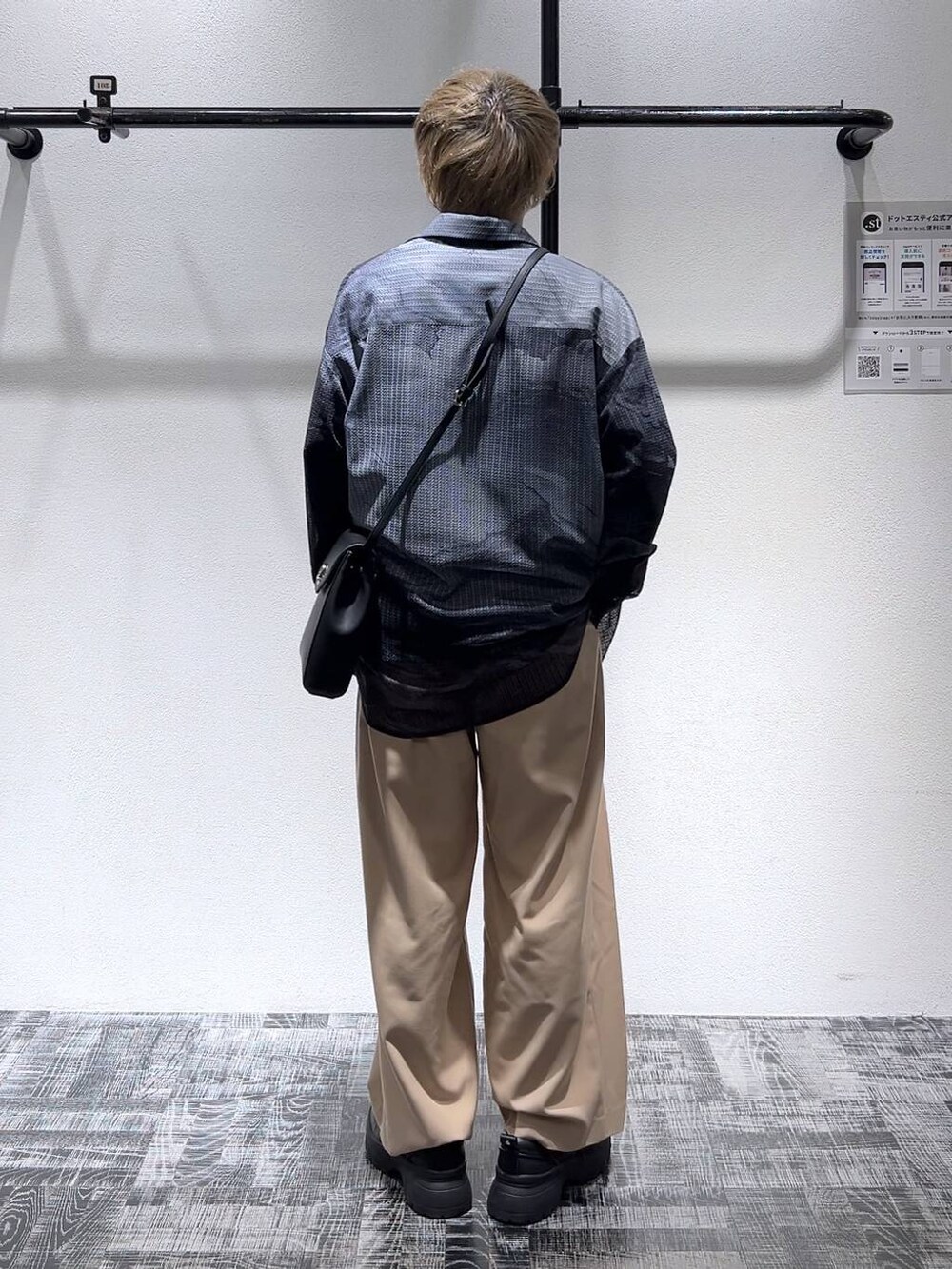 ブラック系のスニーカー、ブラック系のTシャツ/カットソー、ブラック系のシャツ/ブラウスを着用したメンズの冬コーディネートの3枚目の写真