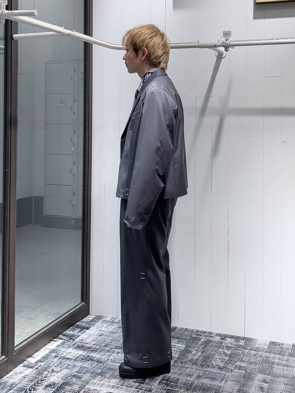 「低身長、きれいめ、モード、オーバーサイズ、HARE、セットアップ、ワイドパンツ、ジャケット、シャツ」｜「HAREのMINIシャークハイソールブーツ(HARE)（ブーツ、ブラック系）」を使った、HARE     もりたいさん（メンズ・168cm）の冬コーディネートの4枚目の写真