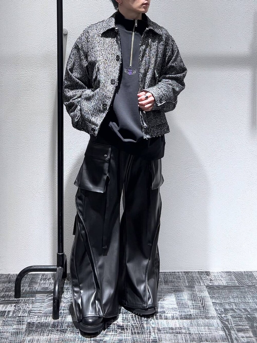 ブラック系のブルゾン、ブラック系のドレスシューズ、ブラック系のスウェットを着用したメンズの冬コーディネートの2枚目の写真