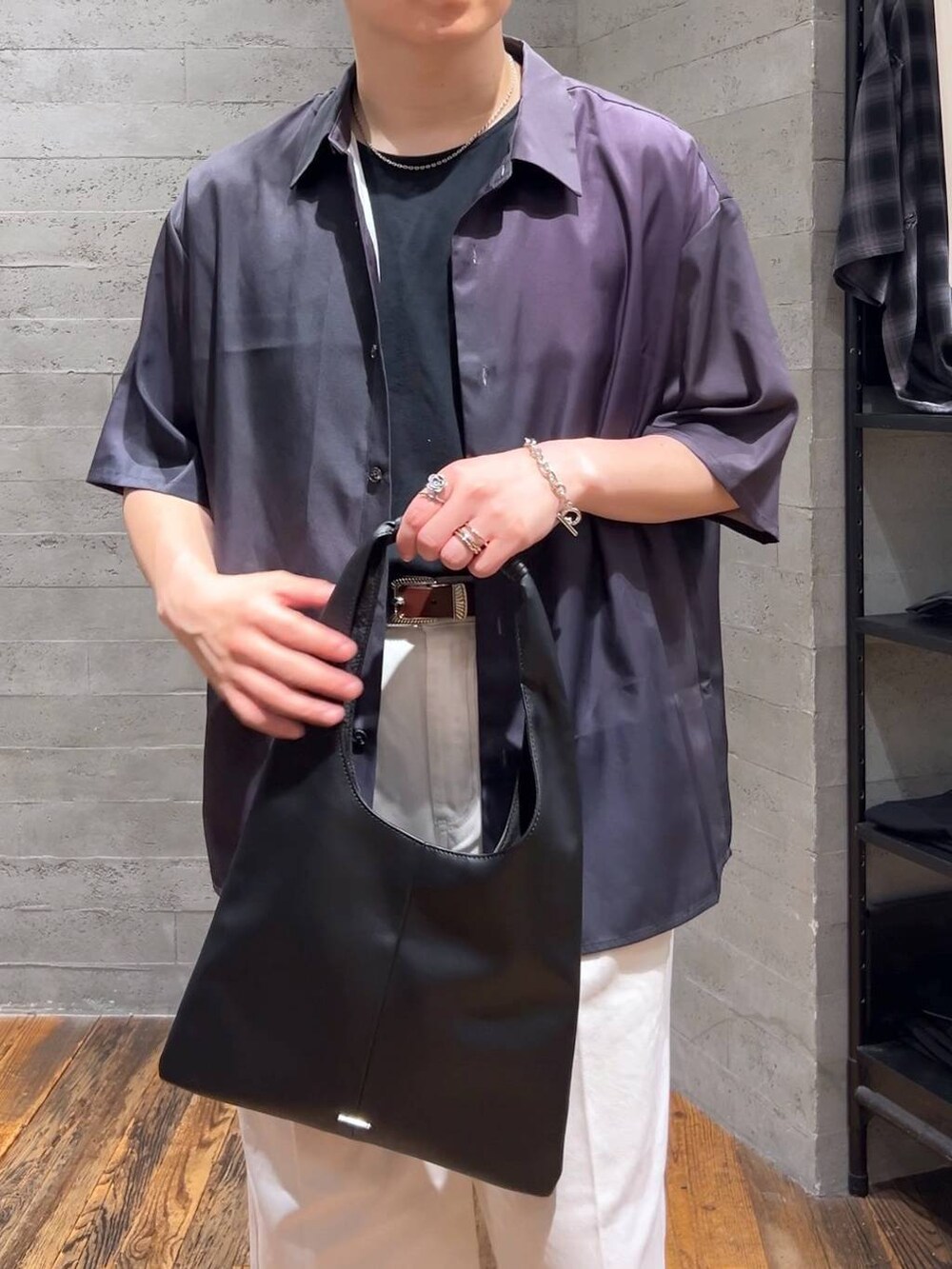 ブラック系のトートバッグ、ブラック系のサンダル、ブラック系のシャツ/ブラウスを着用したメンズの夏コーディネートの5枚目の写真