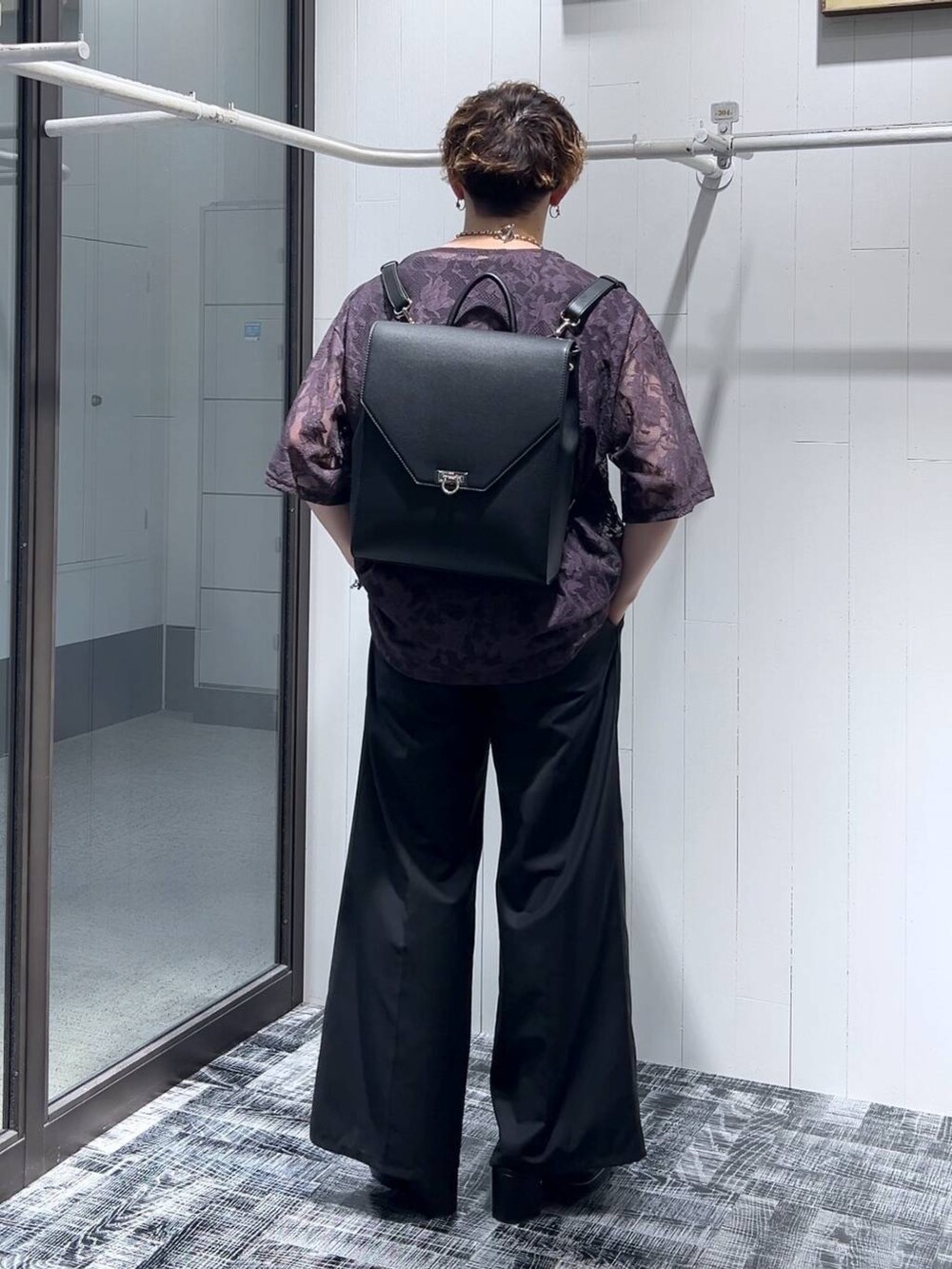 ブラック系のドレスシューズ、パープル系のTシャツ/カットソー、ブラック系のショルダーバッグを着用したメンズの夏コーディネートの3枚目の写真