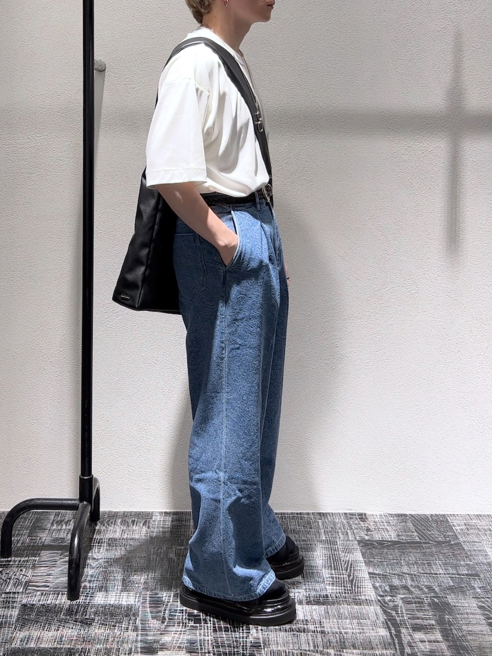 ホワイト系のTシャツ/カットソー、ブルー系のデニムパンツ、ブラック系のショルダーバッグを着用したメンズの夏コーディネートの3枚目の写真