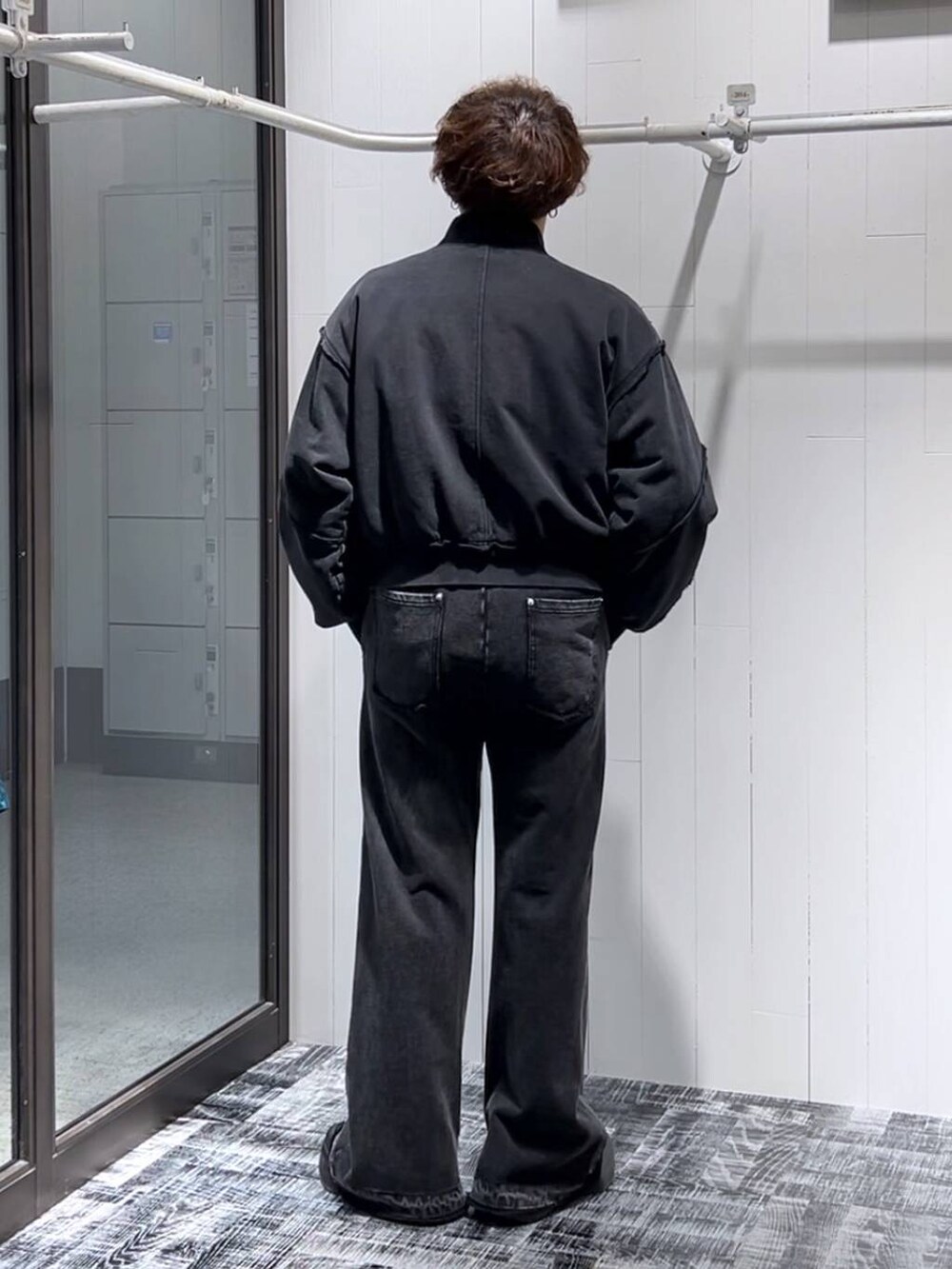 ブラック系のスウェットパンツ、ブラック系のブルゾンを着用したメンズの秋コーディネートの3枚目の写真