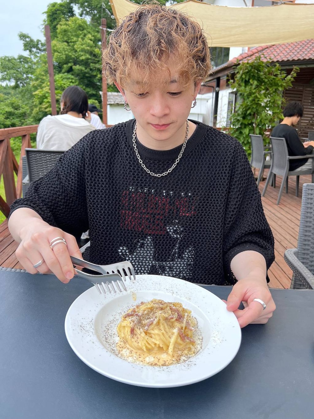 「低身長、きれいめ、オーバーサイズ、HARE、Tシャツ、モード、個性派、夏コーデ、ネックレス」｜「HAREのステンレスチェーンネックレス(HARE)（ネックレス、シルバー系）」を使った、HARE     もりたいさん（メンズ・168cm）の夏コーディネートの4枚目の写真