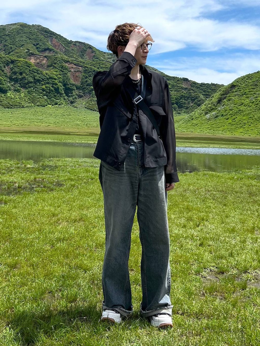 グレー系のTシャツ/カットソー、ブラック系のシャツ/ブラウス、シルバー系のネックレスを着用したメンズの夏コーディネートの3枚目の写真