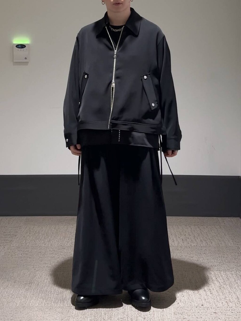 ブラック系のドレスシューズ、ブラック系のブルゾン、ブラック系のシャツ/ブラウスを着用したメンズの夏コーディネートの2枚目の写真