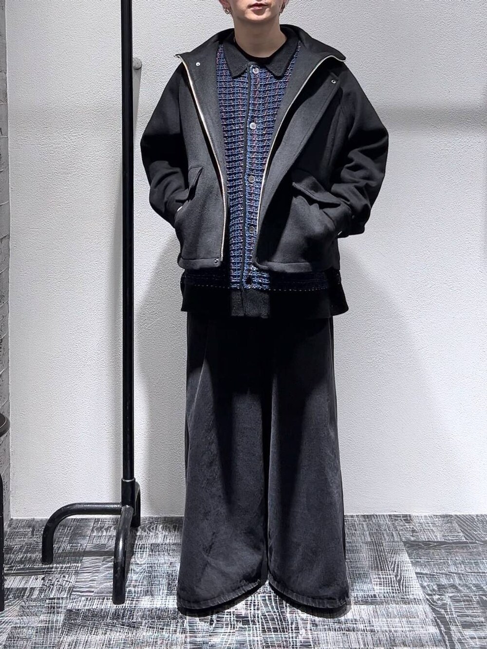 ブルー系のカーディガン/ボレロ、ブラック系のブルゾン、ブラック系のドレスシューズを着用したメンズの冬コーディネートの2枚目の写真