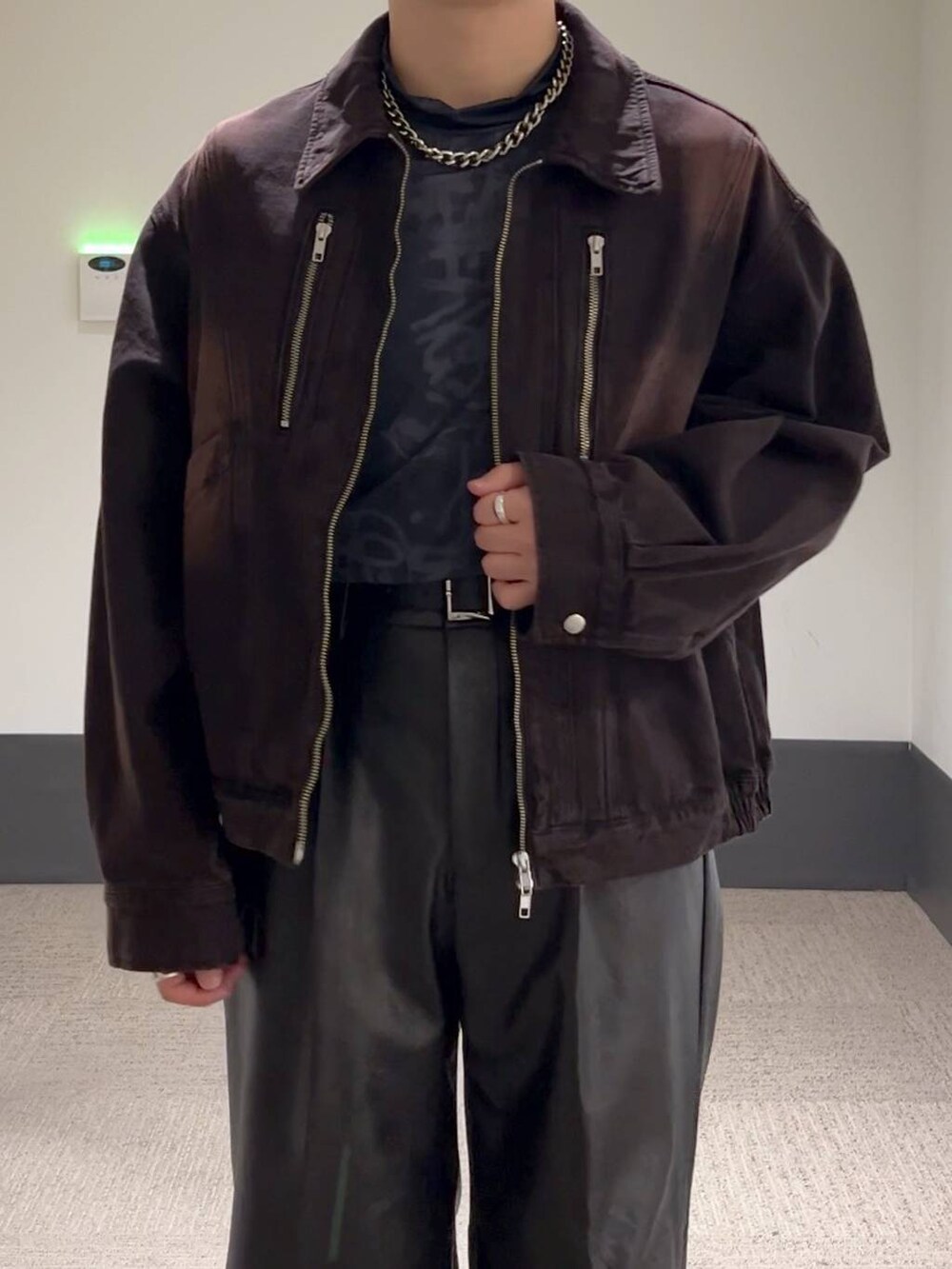 ブラック系のその他パンツ、レッド系のデニムジャケット、ブラック系のTシャツ/カットソーを着用したメンズの秋コーディネートの5枚目の写真