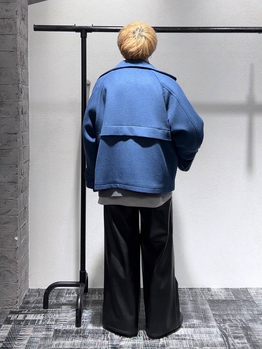 ブルー系のブルゾン、ブラック系のその他パンツ、グレー系のスウェットを着用したメンズの冬コーディネートの4枚目の写真