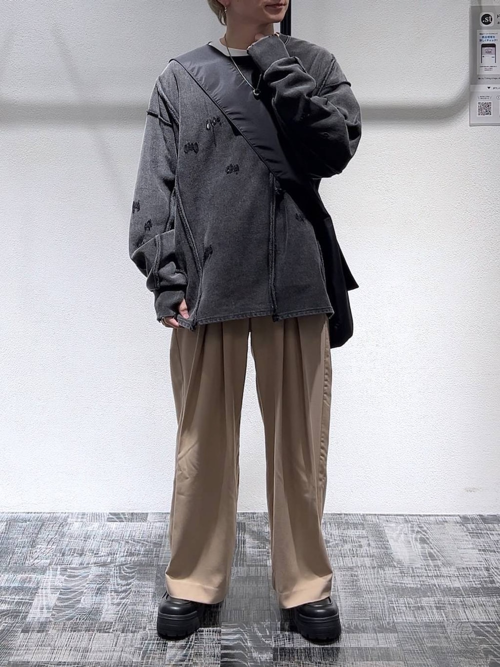 ブラック系のスニーカー、ホワイト系のTシャツ/カットソー、ブラック系のスウェットを着用したメンズの冬コーディネートの2枚目の写真