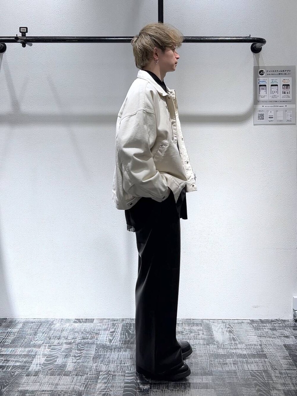 ブラック系のシャツ/ブラウス、ブラック系のドレスシューズ、ブラック系のその他パンツを着用したメンズの冬コーディネートの3枚目の写真