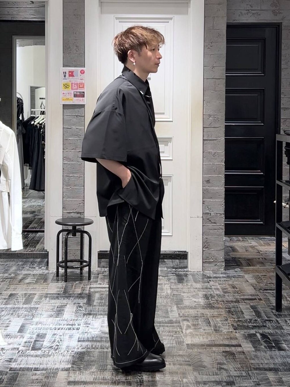 ブラック系のシャツ/ブラウス、ブラック系のショルダーバッグ、ブラック系のドレスシューズを着用したメンズの夏コーディネートの2枚目の写真