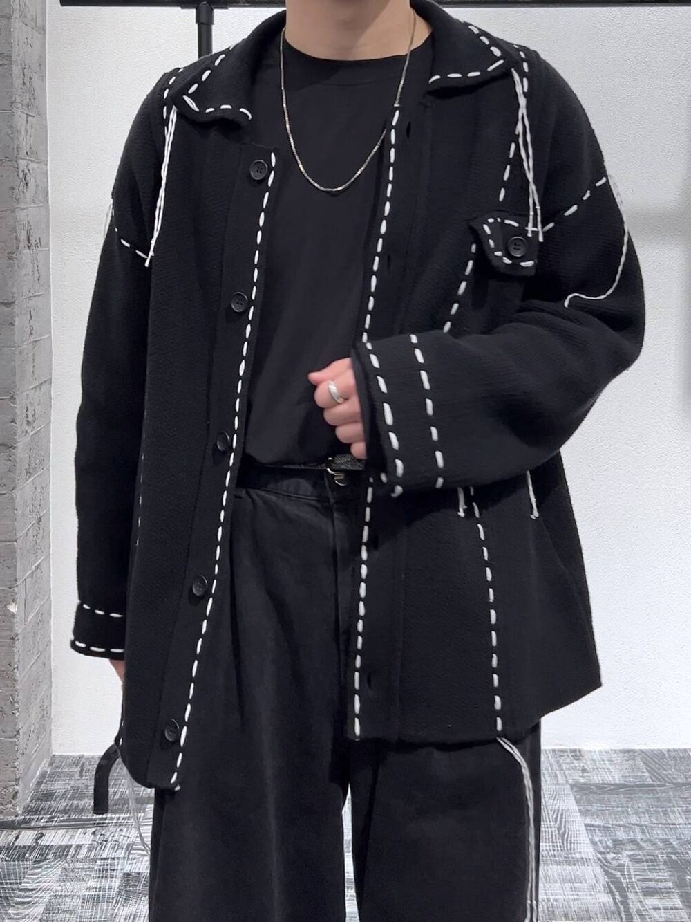 ブラック系のシャツ/ブラウス、ブラック系のブーツ、ブラック系のデニムパンツを着用したメンズの冬コーディネートの5枚目の写真