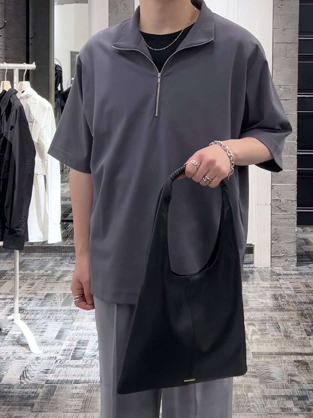 グレー系のスラックス、グレー系のTシャツ/カットソー、ブラック系のTシャツ/カットソーを着用したメンズの夏コーディネートの5枚目の写真