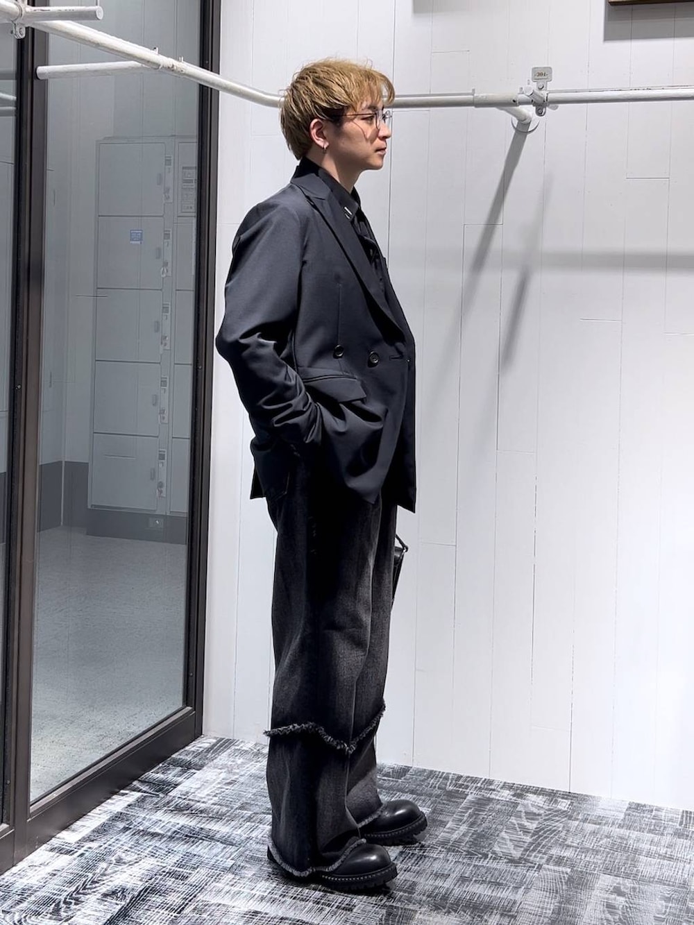 ブラック系のショルダーバッグ、ブラック系のその他シューズ、ブラック系のテーラードジャケットを着用したメンズの秋コーディネートの2枚目の写真