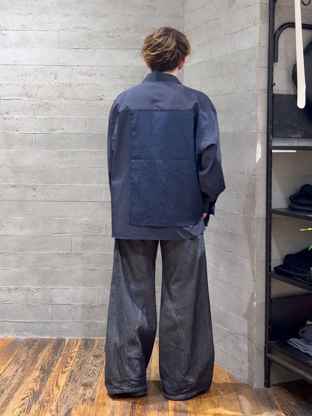 ブラック系のTシャツ/カットソー、ブルー系のデニムパンツ、ブルー系のシャツ/ブラウスを着用したメンズの夏コーディネートの3枚目の写真