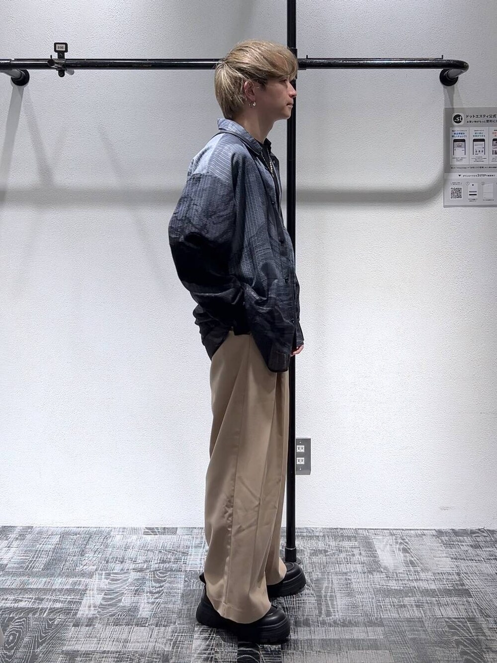 ブラック系のスニーカー、ブラック系のTシャツ/カットソー、ブラック系のシャツ/ブラウスを着用したメンズの冬コーディネートの4枚目の写真