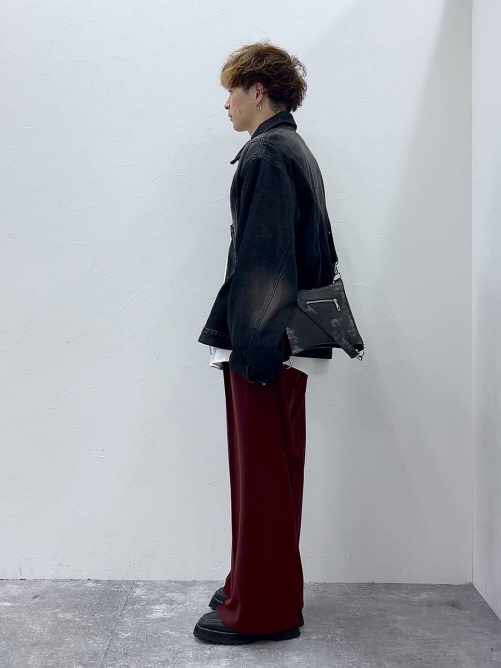 ホワイト系のシャツ/ブラウス、ブラック系のドレスシューズ、ブラック系のショルダーバッグを着用したメンズの秋コーディネートの4枚目の写真