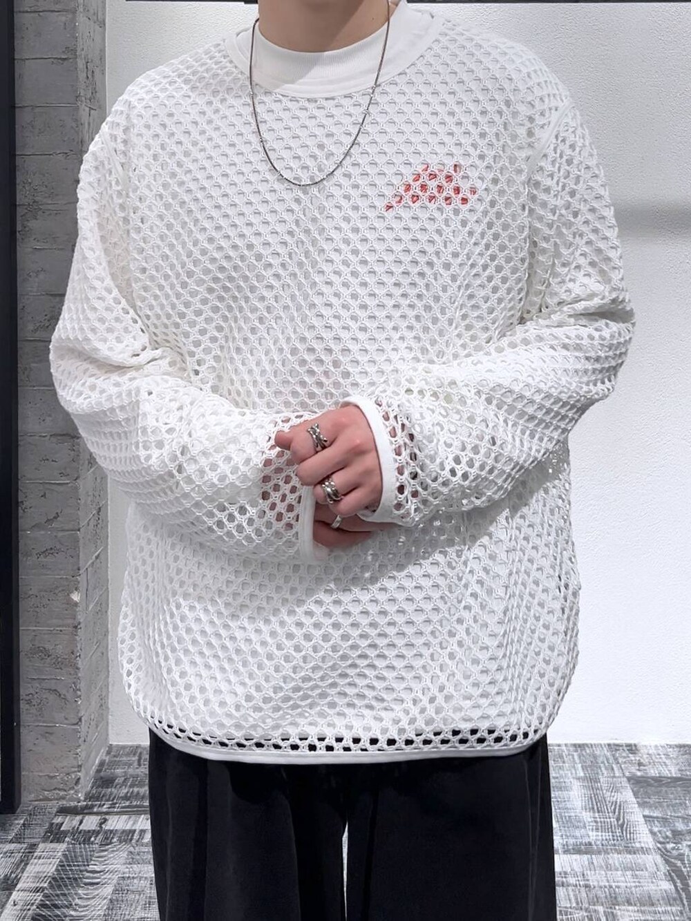 その他のTシャツ/カットソー、ホワイト系のTシャツ/カットソー、ブラック系のドレスシューズを着用したメンズの春コーディネートの5枚目の写真