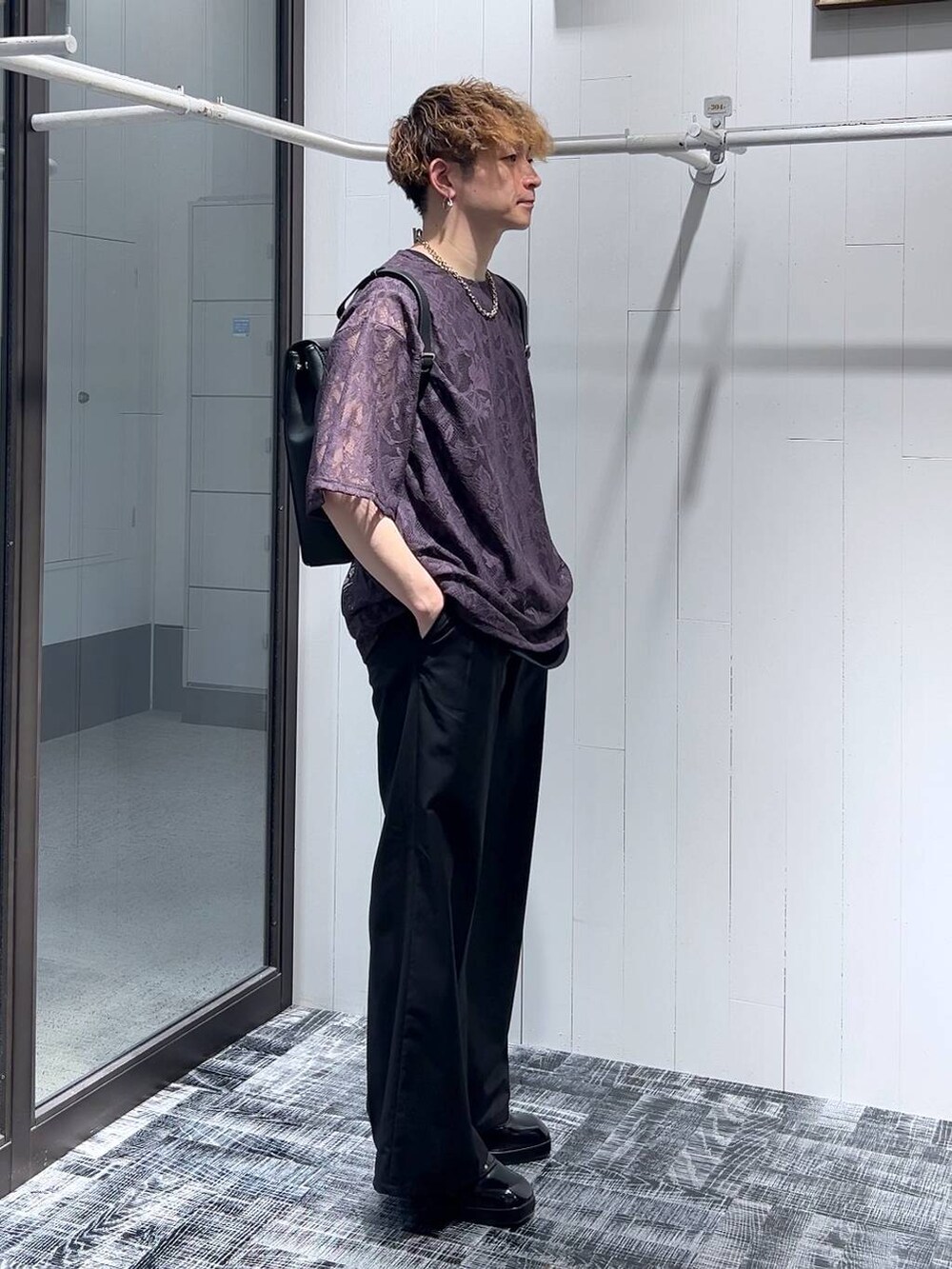 ブラック系のドレスシューズ、パープル系のTシャツ/カットソー、ブラック系のショルダーバッグを着用したメンズの夏コーディネートの2枚目の写真