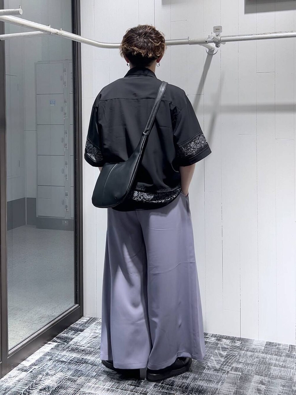 「低身長、きれいめ、オーバーサイズ、HARE、ワイドパンツ、シャツ、モード、モテ、夏コーデ」｜「HAREのMINIクロワッサンショルダーBAG(HARE)（ショルダーバッグ、ブラック系）」を使った、HARE     もりたいさん（メンズ・168cm）の夏コーディネートの3枚目の写真