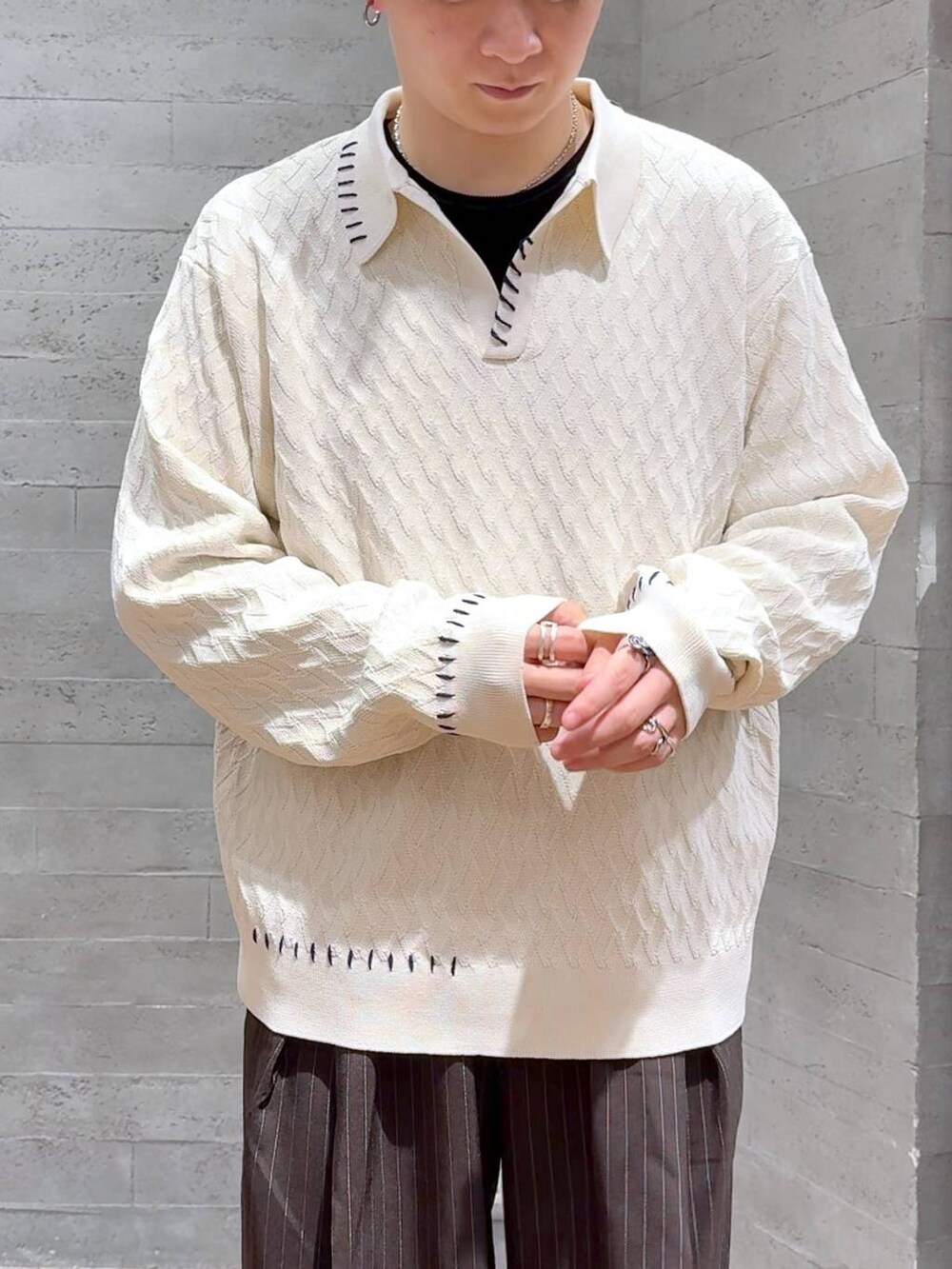 ブラック系のドレスシューズ、ブラウン系のスラックス、ブラック系のTシャツ/カットソーを着用したメンズの秋コーディネートの5枚目の写真