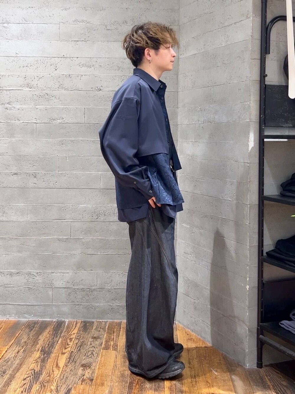 ブラック系のTシャツ/カットソー、ブルー系のデニムパンツ、ブルー系のシャツ/ブラウスを着用したメンズの夏コーディネートの2枚目の写真