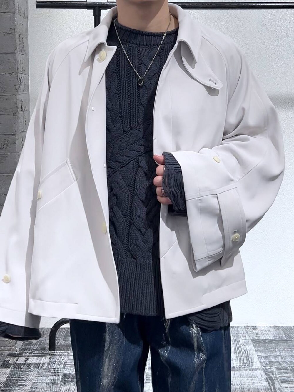 ブラック系のドレスシューズ、ホワイト系のブルゾン、ブルー系のデニムパンツを着用したメンズの冬コーディネートの5枚目の写真