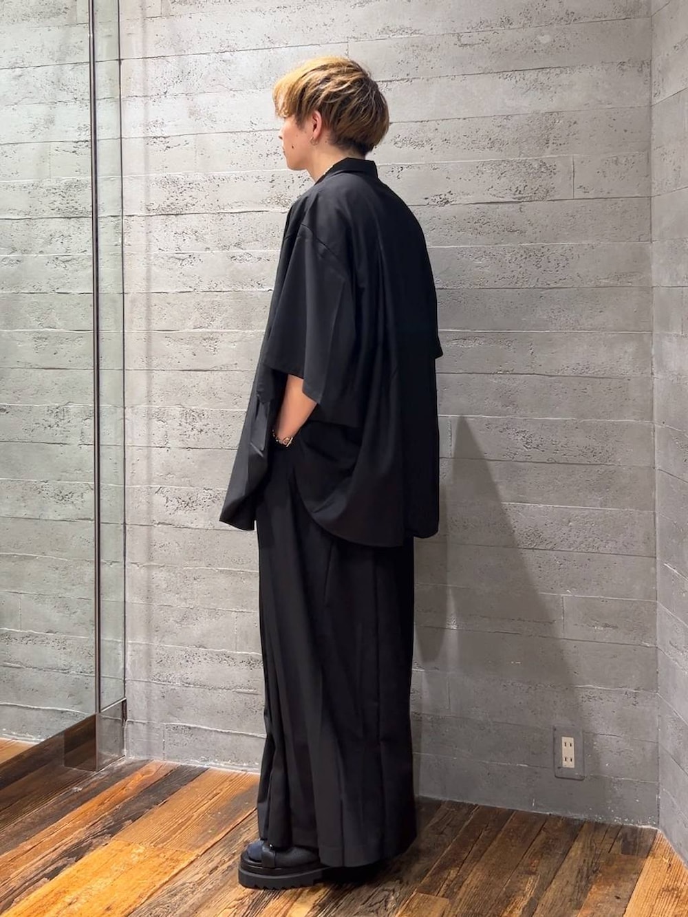 ブラック系のその他パンツ、ブラック系のTシャツ/カットソー、ブラック系のサンダルを着用したメンズの夏コーディネートの4枚目の写真