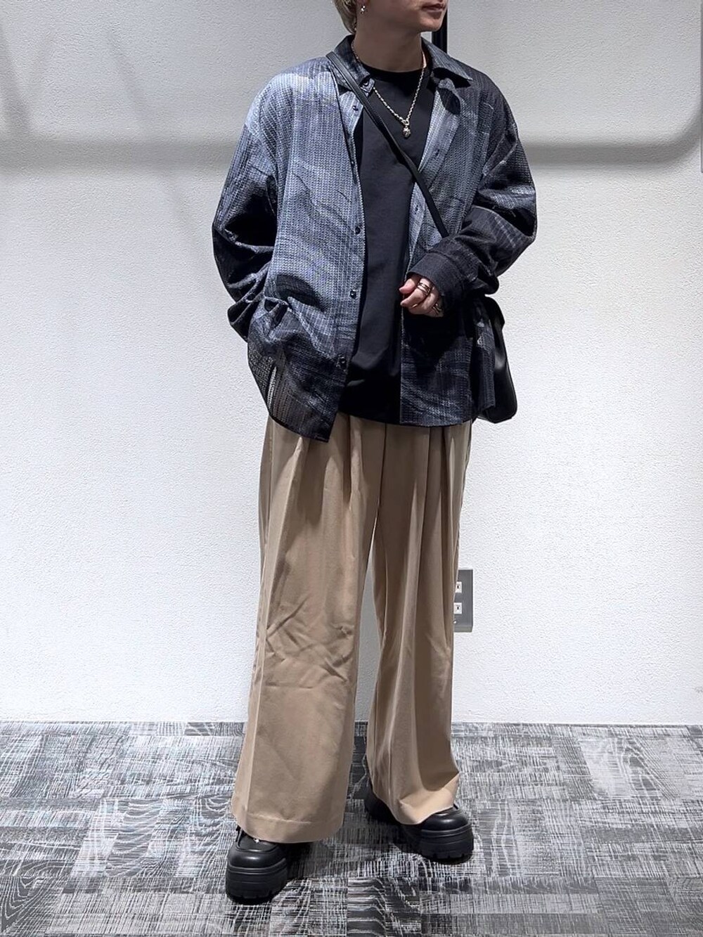 ブラック系のスニーカー、ブラック系のTシャツ/カットソー、ブラック系のシャツ/ブラウスを着用したメンズの冬コーディネートの2枚目の写真