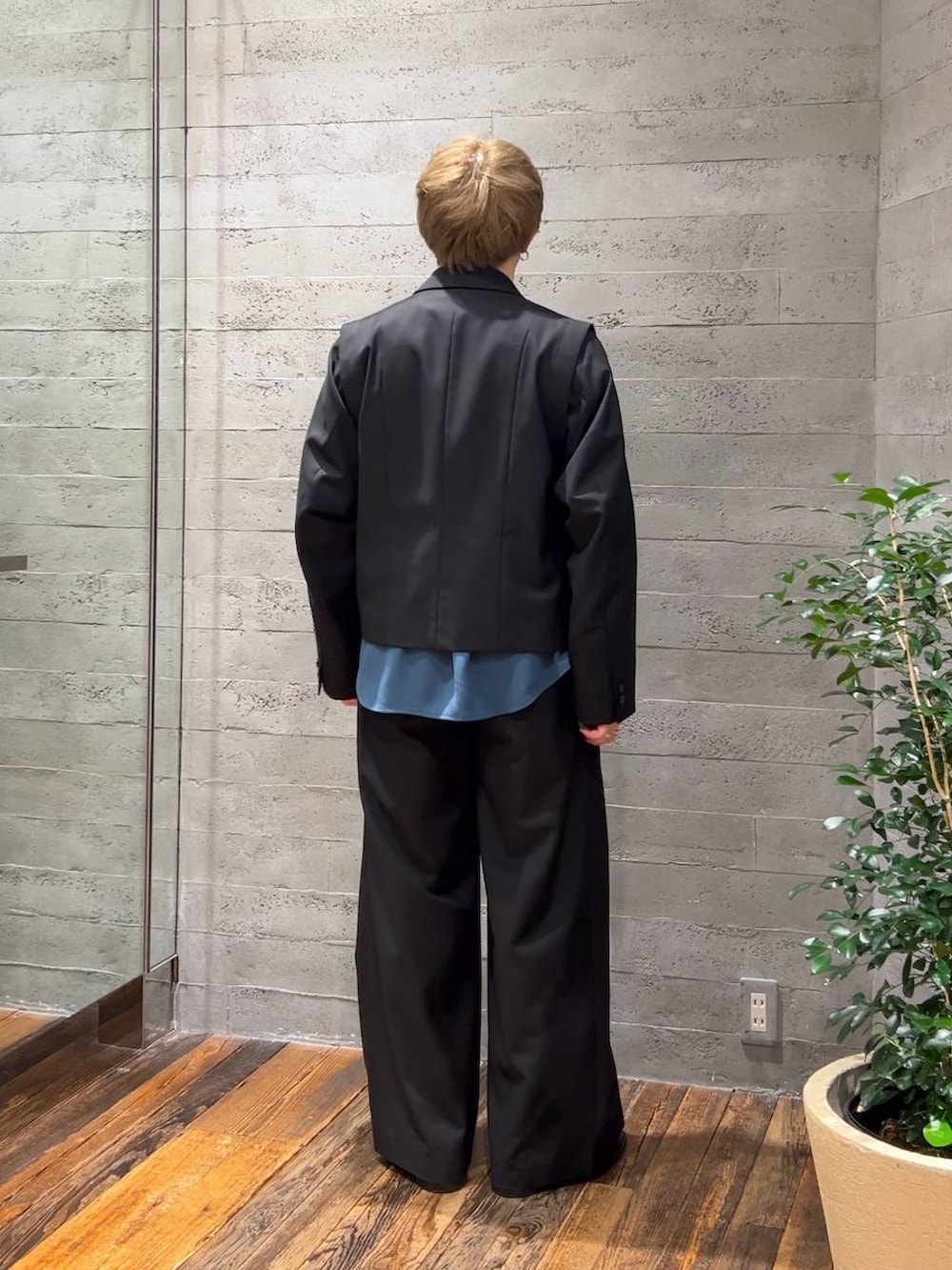 ブルー系のシャツ/ブラウス、ブラック系のドレスシューズ、ブラック系のテーラードジャケットを着用したメンズの春コーディネートの3枚目の写真