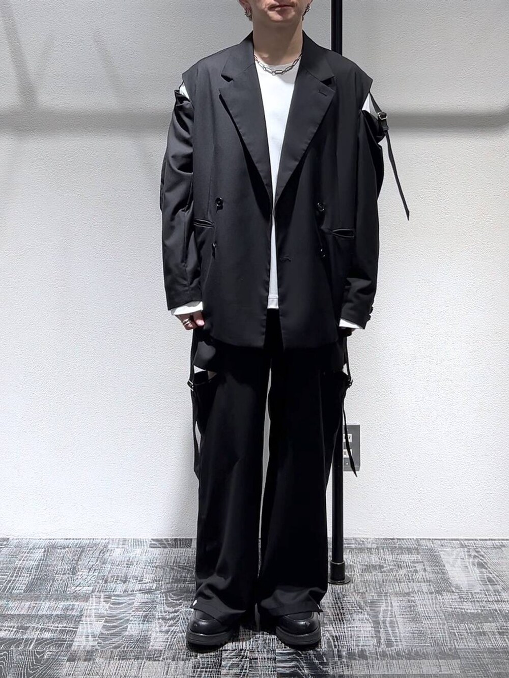 ブラック系のテーラードジャケット、ブラック系のドレスシューズ、ブラック系のスラックスを着用したメンズの冬コーディネートの2枚目の写真