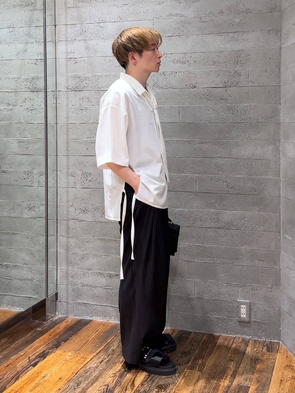 ブラック系のサンダル、ホワイト系のシャツ/ブラウス、ブラック系のショルダーバッグを着用したメンズの夏コーディネートの2枚目の写真