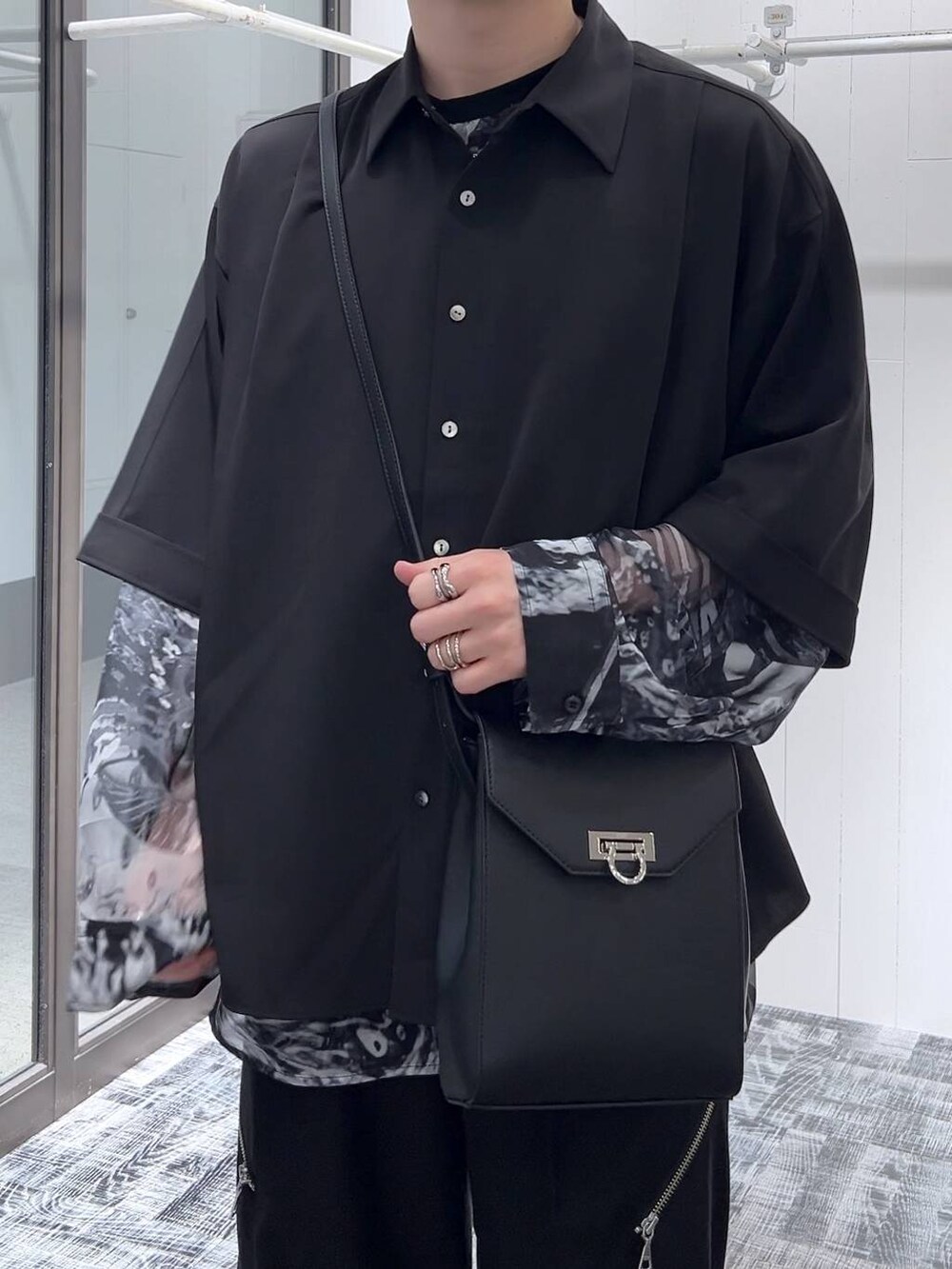 ブラック系のスラックス、ブラック系のシャツ/ブラウス、ブラック系のサンダルを着用したメンズの春コーディネートの5枚目の写真