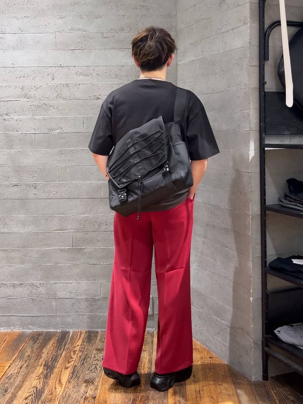 「HARE、ワイドパンツ、Tシャツ、夏コーデ、低身長、きれいめ、モード、オーバーサイズ、ショルダーバッグ」|「HAREのステンレスブレスレット(HARE)(ブレスレット、シルバー系)」を使った、HARE もりたいさん(メンズ・168cm)の夏コーディネートの3枚目の写真
