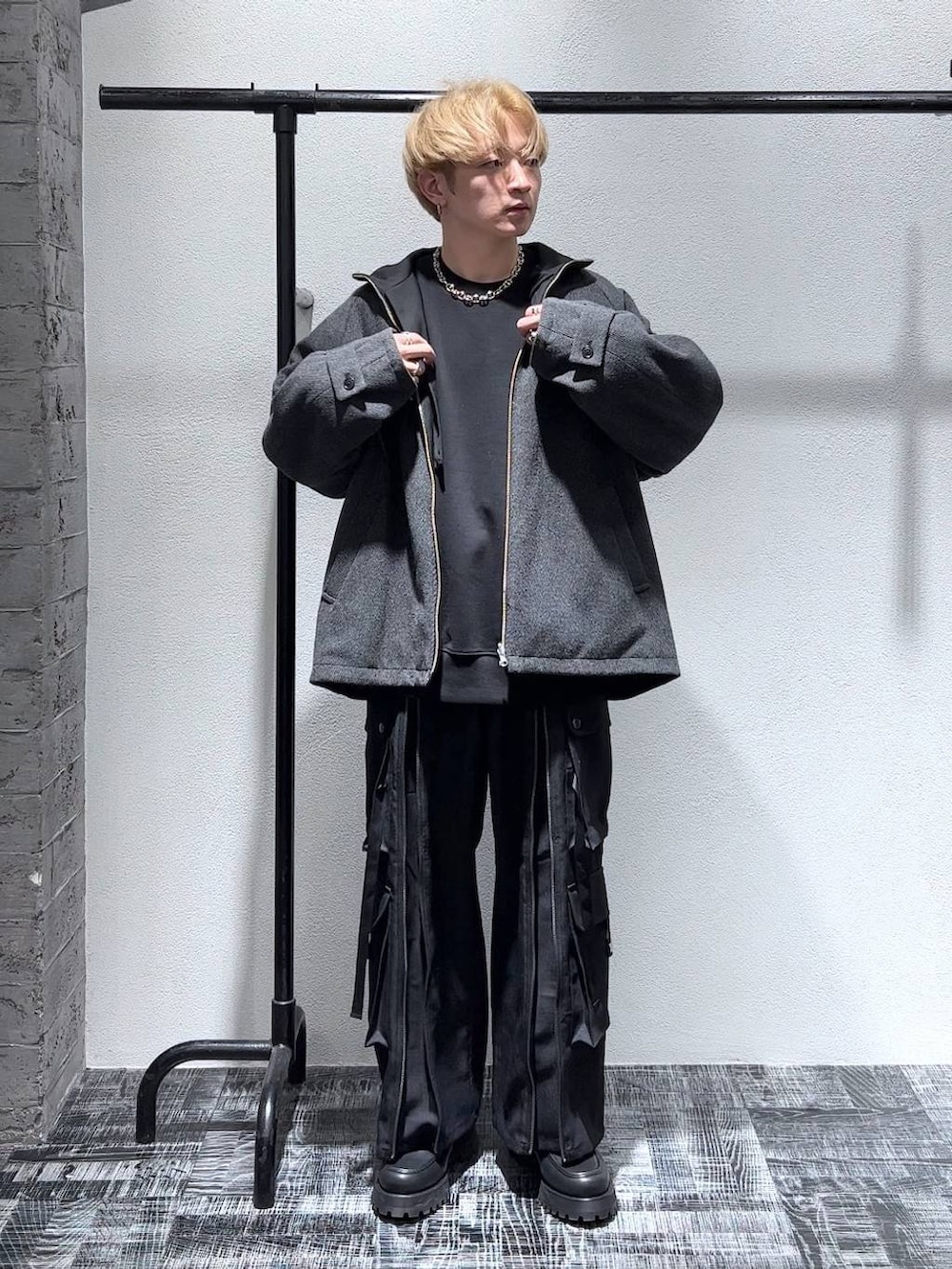 ブラック系のスウェット、ブラック系のローファー、ブラック系のブルゾンを着用したメンズの秋コーディネートの2枚目の写真