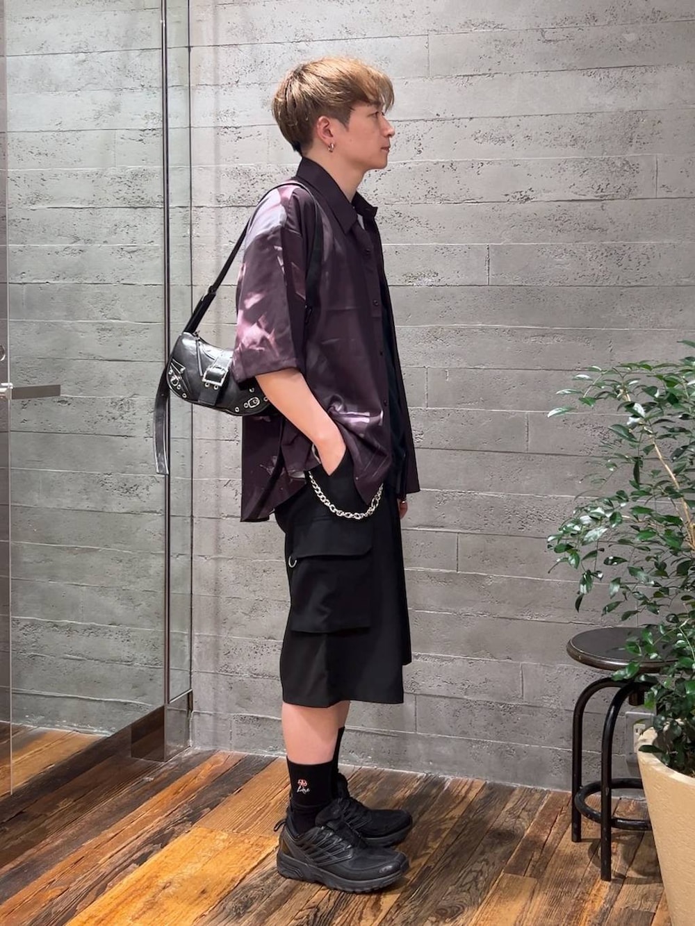 ブラック系のショルダーバッグ、ブラック系のTシャツ/カットソー、ブラック系のカーゴパンツを着用したメンズの夏コーディネートの2枚目の写真