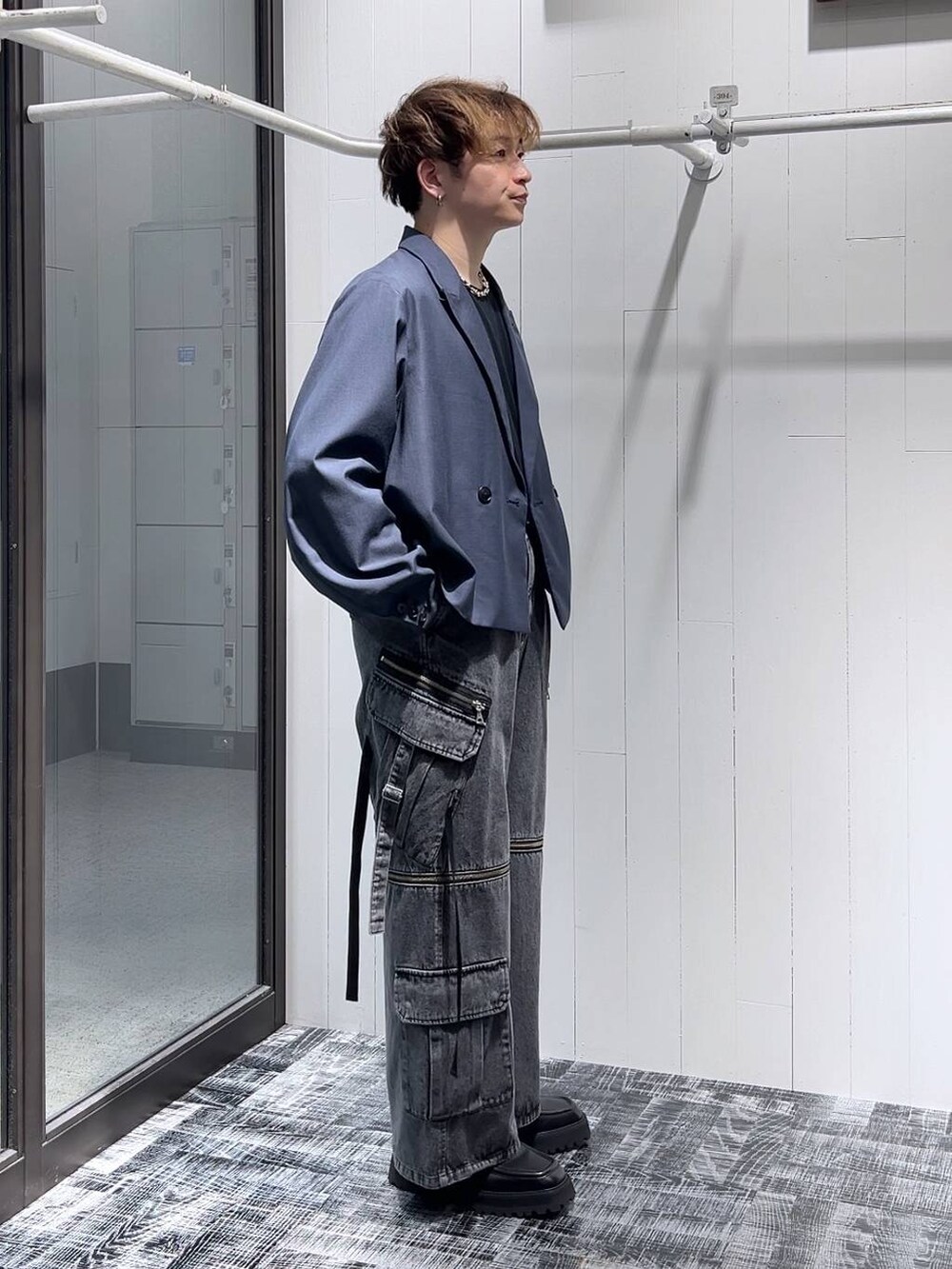 グレー系のデニムパンツ、ブラック系のドレスシューズ、ブラック系のTシャツ/カットソーを着用したメンズの夏コーディネートの3枚目の写真