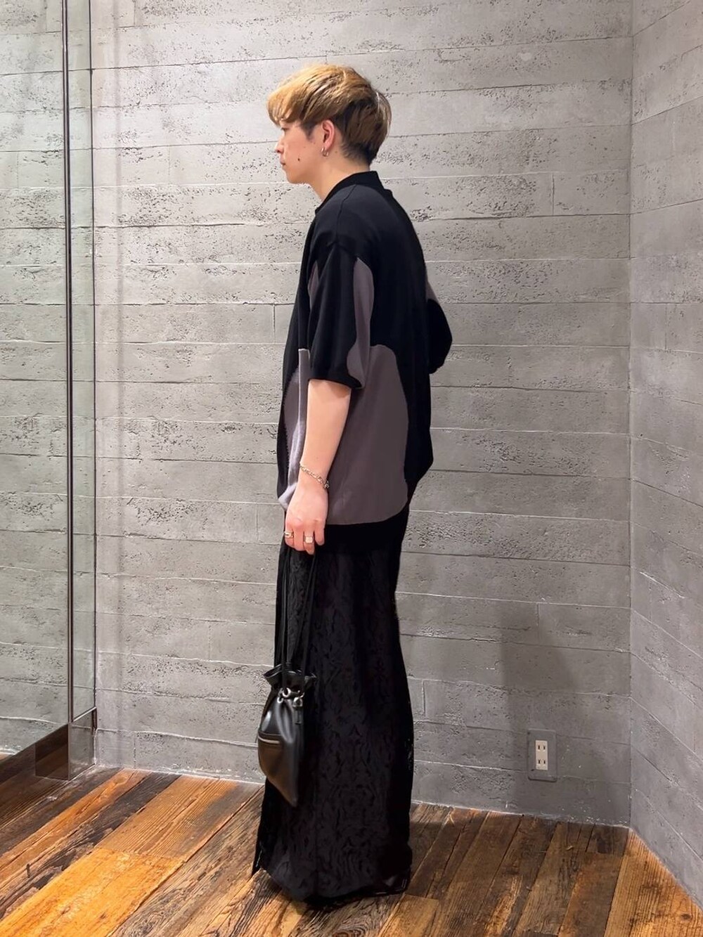 ブラック系のその他パンツ、ブラック系のサンダル、ブラック系のショルダーバッグを着用したメンズの夏コーディネートの4枚目の写真