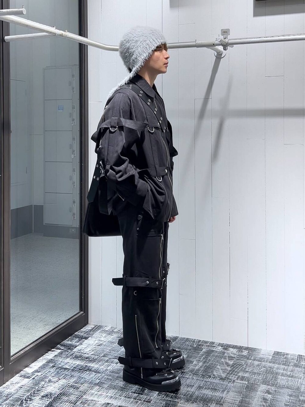 ブラック系のシャツ/ブラウス、ブラック系のその他パンツ、ブラック系のショルダーバッグを着用したメンズの秋コーディネートの2枚目の写真