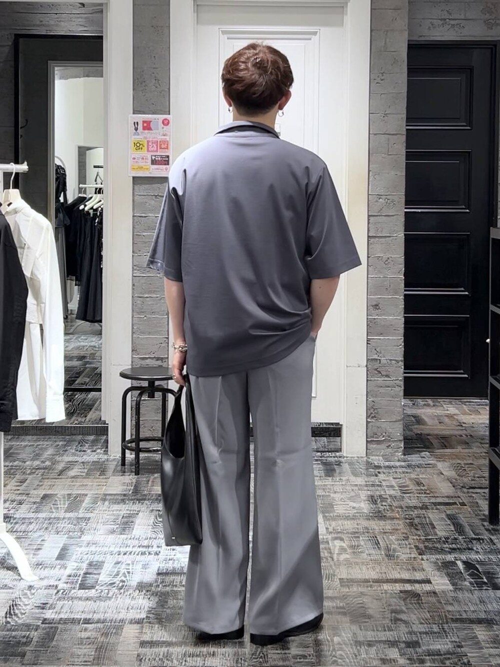 グレー系のスラックス、グレー系のTシャツ/カットソー、ブラック系のTシャツ/カットソーを着用したメンズの夏コーディネートの4枚目の写真