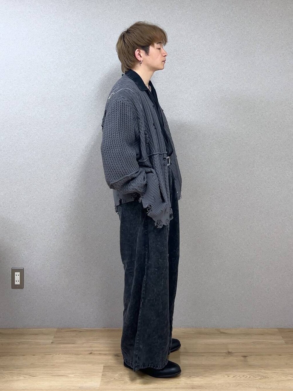 グレー系のカーディガン/ボレロ、ブラック系のドレスシューズ、ブラック系のシャツ/ブラウスを着用したメンズの冬コーディネートの2枚目の写真