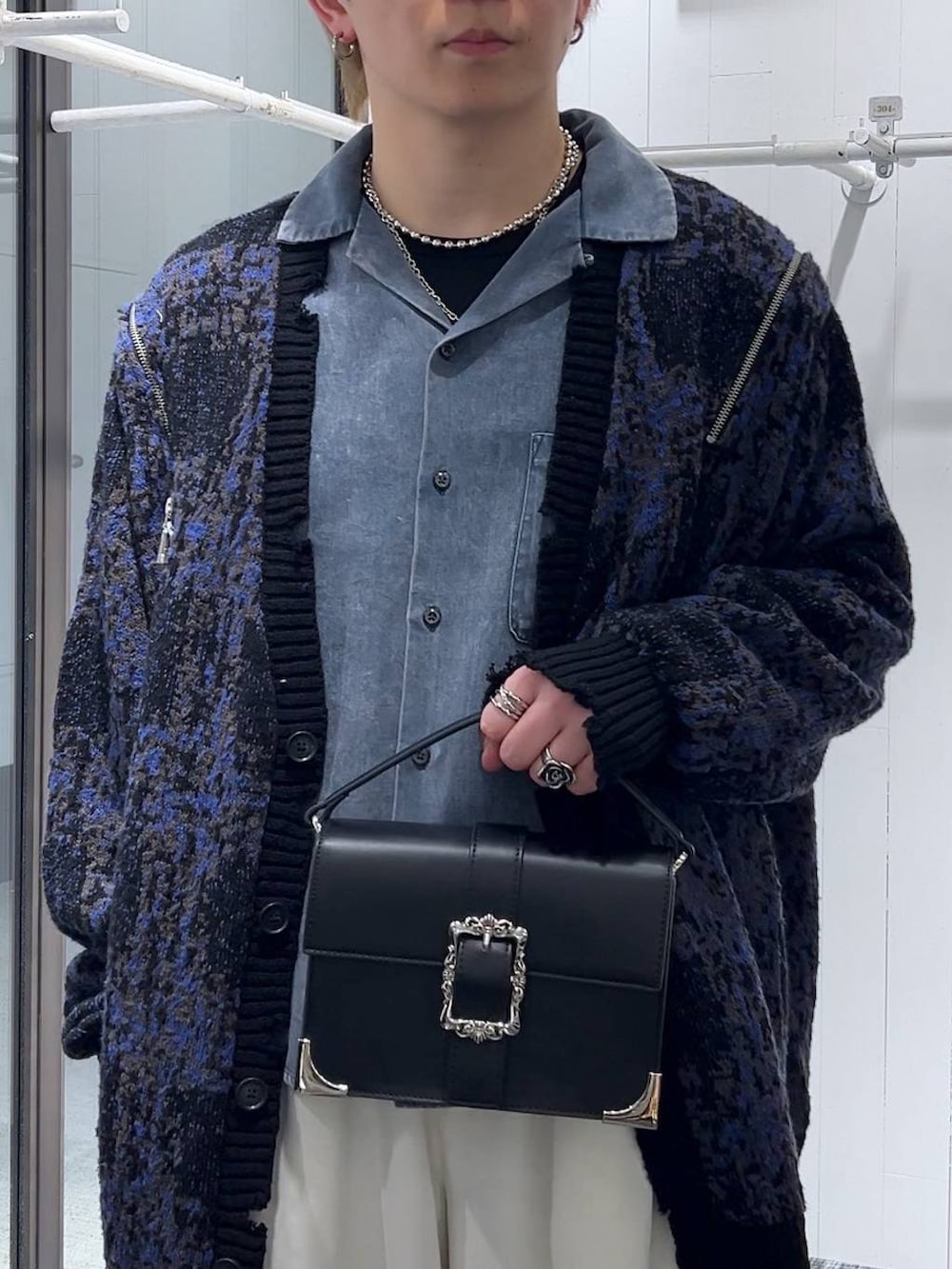 ブルー系のカーディガン/ボレロ、ブラック系のショルダーバッグ、ブルー系のシャツ/ブラウスを着用したメンズの春コーディネートの5枚目の写真