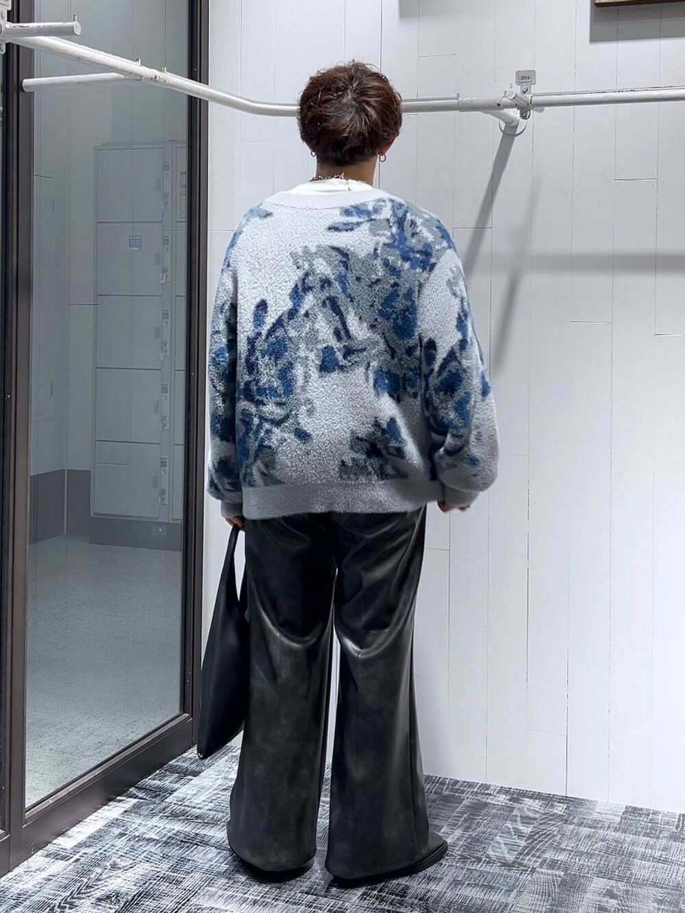 ブラック系のトートバッグ、グレー系のカーディガン/ボレロ、ブラック系のその他パンツを着用したメンズの秋コーディネートの3枚目の写真