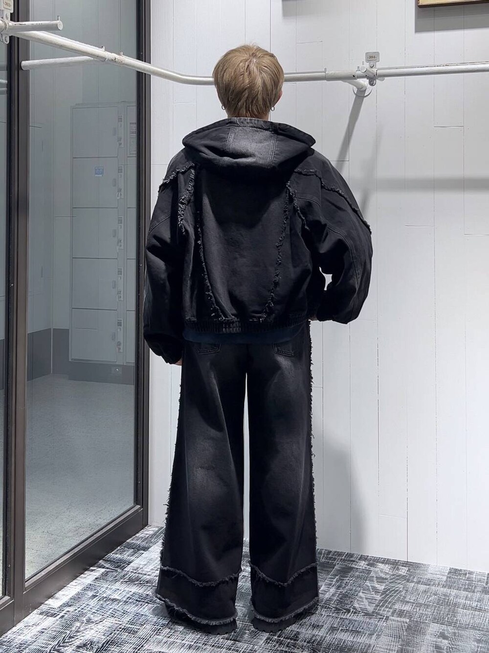 ブラック系のドレスシューズ、ブルー系のスウェット、ブラック系のデニムジャケットを着用したメンズの冬コーディネートの3枚目の写真