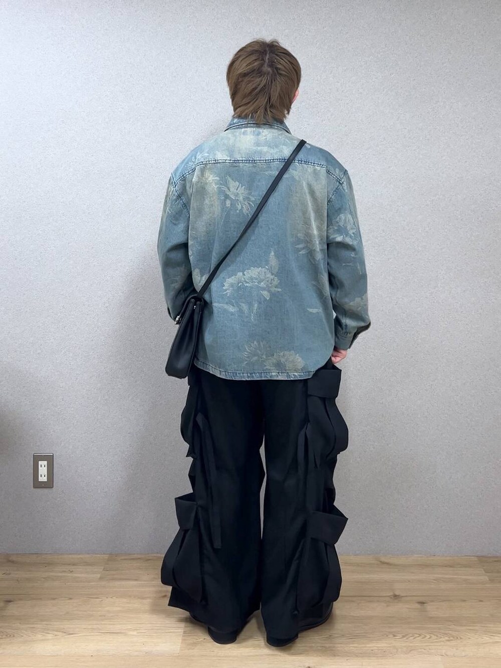 ブラック系のドレスシューズ、ブルー系のシャツ/ブラウス、ブラック系のショルダーバッグを着用したメンズの春コーディネートの3枚目の写真