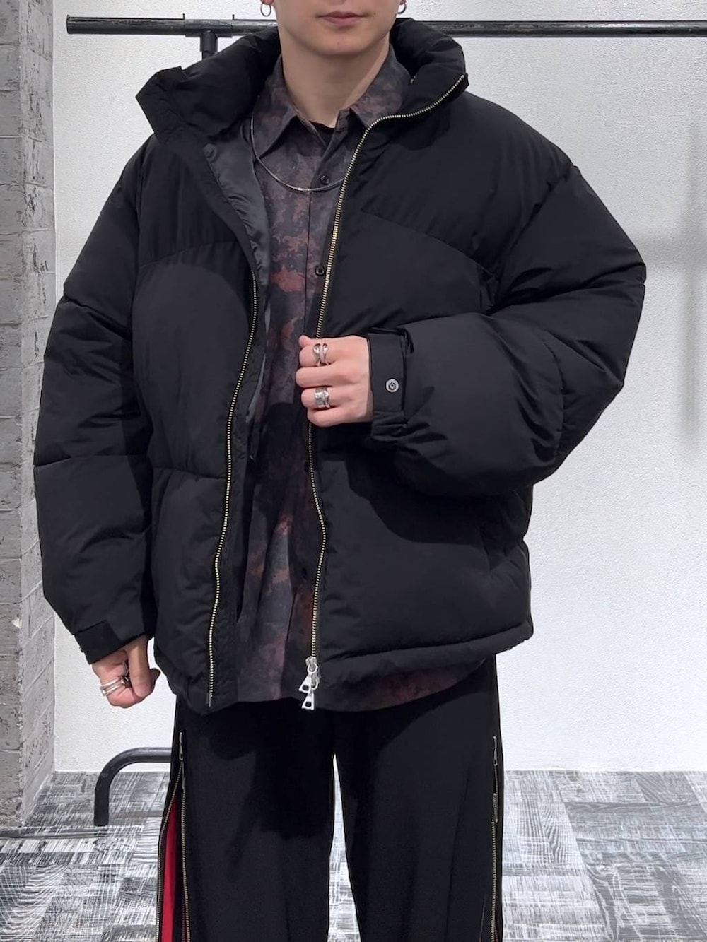 ブラック系のダウンジャケット/コート、レッド系のスラックス、ブラック系のドレスシューズを着用したメンズの秋コーディネートの5枚目の写真