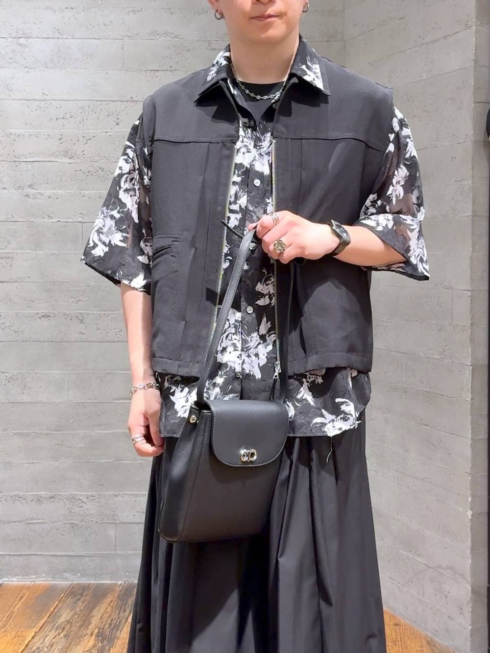 ブラック系のショルダーバッグ、ブラック系のシャツ/ブラウス、ブラック系のサンダルを着用したメンズの夏コーディネートの5枚目の写真