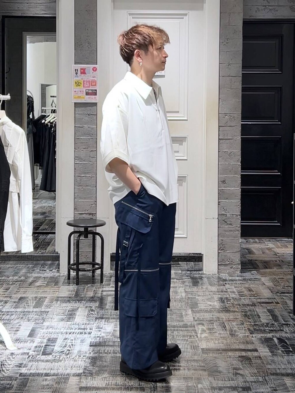 ホワイト系のシャツ/ブラウス、ブルー系のカーゴパンツ、ブラック系のドレスシューズを着用したメンズの夏コーディネートの3枚目の写真